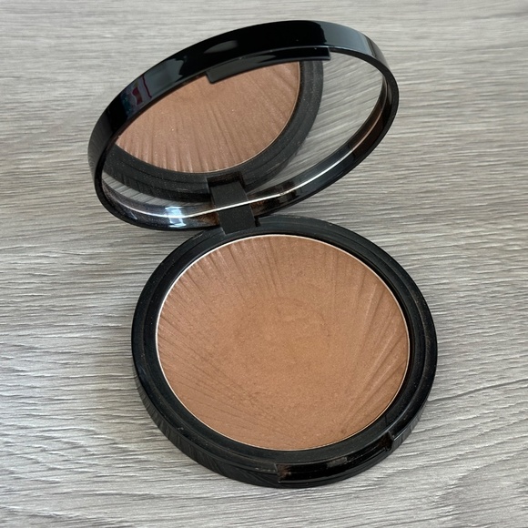Armani Beauty  Luminous Silk Creamy Bronzing Powder - Color: 100 sunkissed sand - Picture 3 of 5